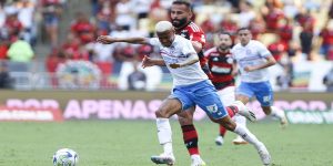 Com influência direta da arbitragem, Flamengo vence o Bahia no Maracanã por 1 a 0. Resultado negativo mantém o Esquadrão na zona de rebaixamento