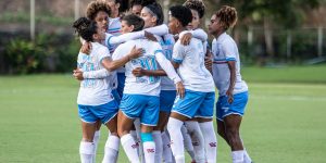 De forma invicta, as Mulheres de Aço do Bahia são tetracampeãs baianas de futebol feminino. Em Pituaçu, o Bahia empatou sem gols no clássico com o Vitória e faturou o título